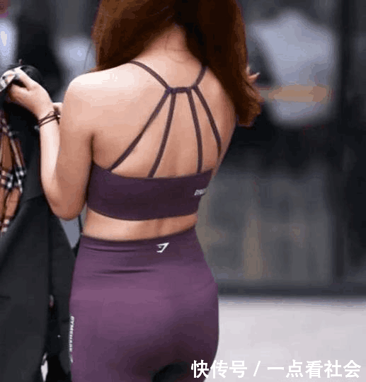 男子拍下一位时尚靓丽的美女, 见她穿的一身衣服, 让人格外养眼了