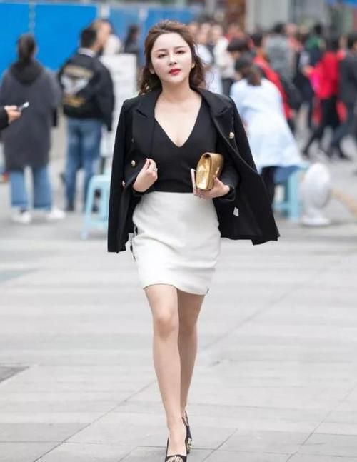  [俏丽]潮范儿女神来了，街拍：身材俏丽的美女，一件挂脖上衣配黑色短裙，时尚魅力女人味