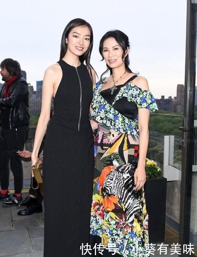 [驾驭]邓文迪又作妖？穿一袭彩色长裙扮“珊瑚精”，气质再好也驾驭不了