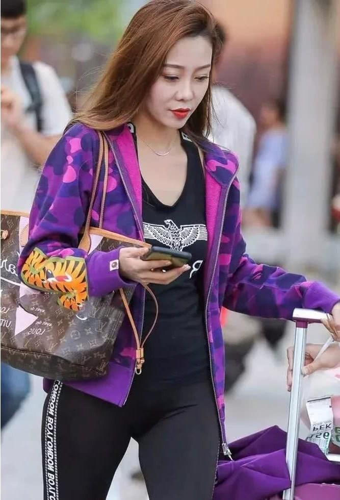 赶飞机的小姐姐身材苗条，紧身裤勾勒婀娜多姿的身段，胯部弧线最