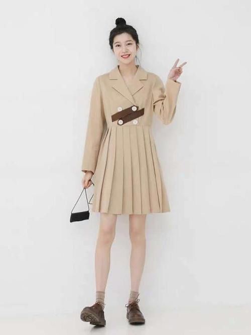  『挑选』好的材质更能带来高级感，连衣裙也要挑选好面料，时髦大气显身材