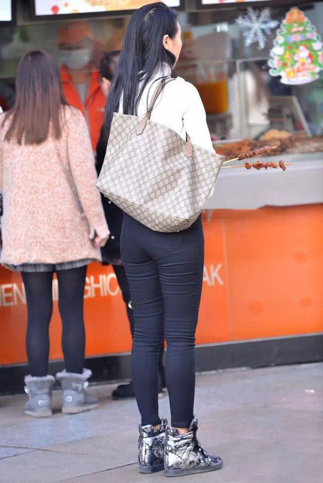 小姐姐穿黑色紧身裤细腰的人体美学，就是一件动感的艺术品