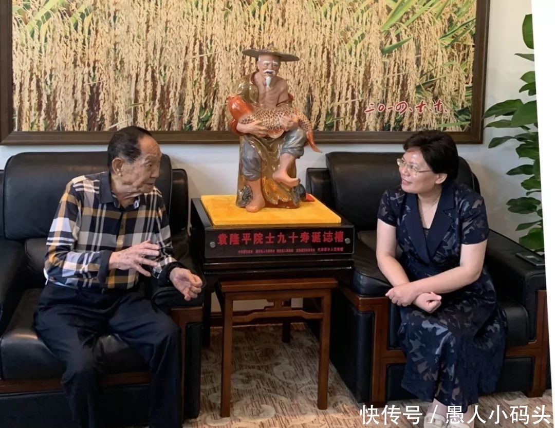  贺寿：家乡县长跨省赴湖南，为袁隆平贺寿