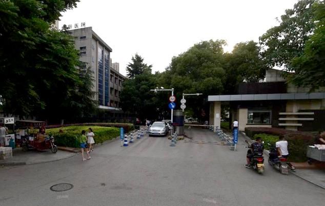  『学生通过』武汉城市最特别的地下通道:只对学生开放，里面建有商店，其背后的原因非常周到