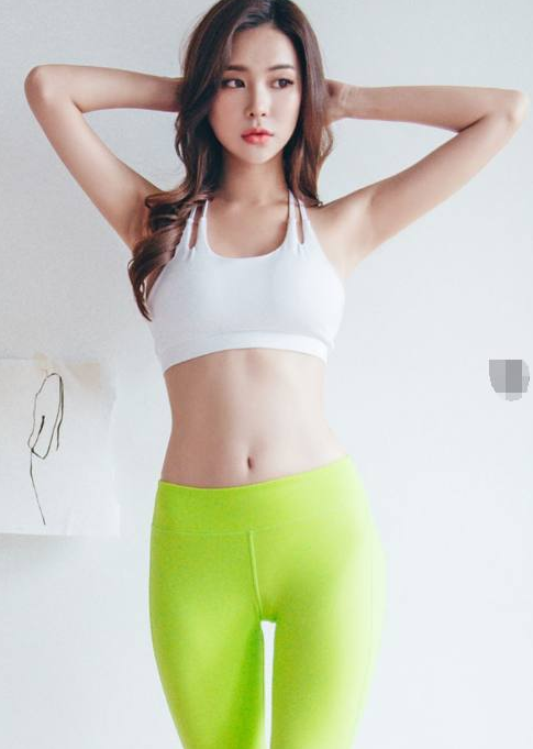 紧身打底裤：妩媚多姿的美女，身材曲线凹凸分明，更显年轻靓丽！