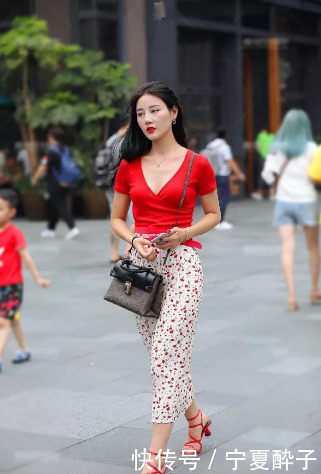  [走起]小姐姐一头的长发搭配高跟鞋，走起路十分飘逸，带着女神般的气息