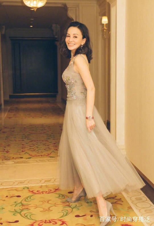 当48岁雪姨遇上47岁俞飞鸿，终于见识到优雅与高贵的差别了