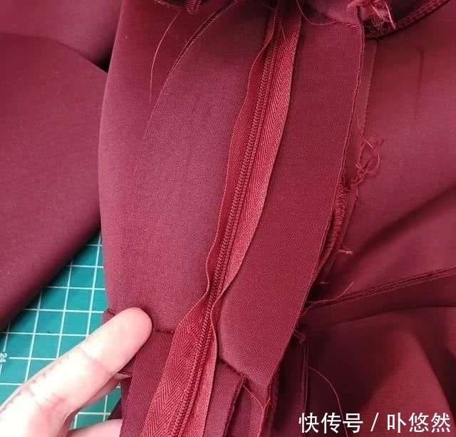 『添加』礼服这样设计才独具一格,原来是从胸前添加褶皱,更加立体有质感
