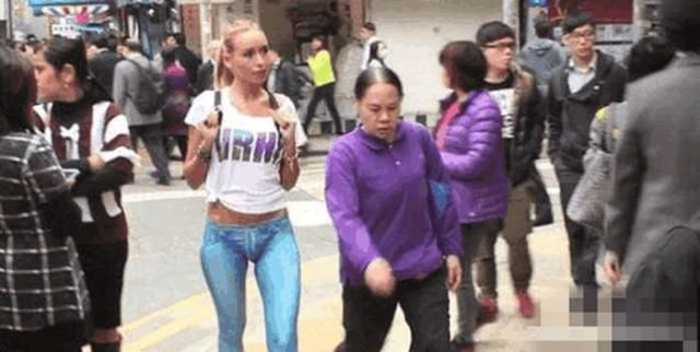 大街上，如果您发现有美女穿了这样的“衣服”, 您作何感想?