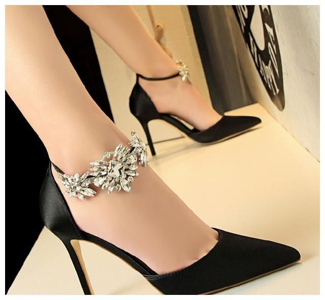 美丽从足开始，新出炉“高跟鞋”，显腿长显脚白，美炸了