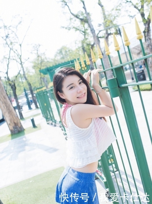  #蓝色#长发美女穿蓝色短裙，搭配清爽十足，时尚出彩又美观