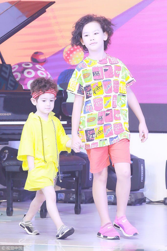 《放开我北鼻》周嘉成仰头一笑“萌力”四射  穿黄色套装梳小卷毛