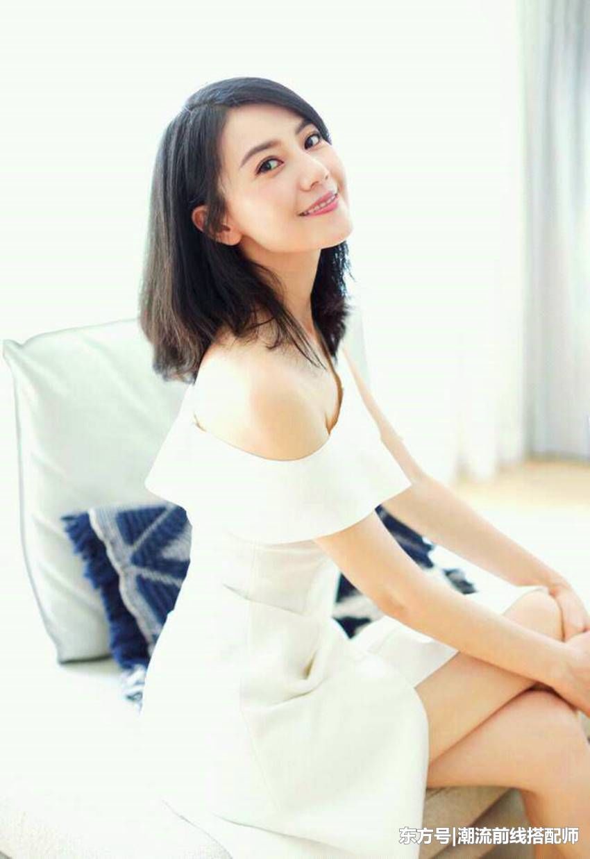 当霍思燕和高圆圆同穿半露肩白裙，网友:见识了少女和女神的差距