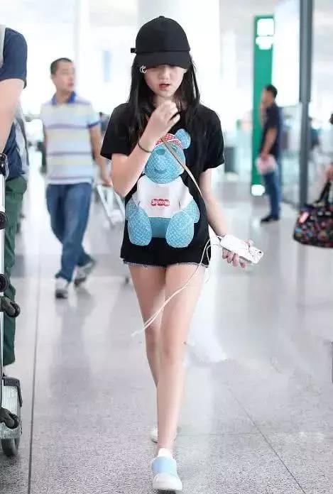 李嫣时尚感丝毫不输王菲！12岁就玩裤子失踪，而且一点不尴尬！