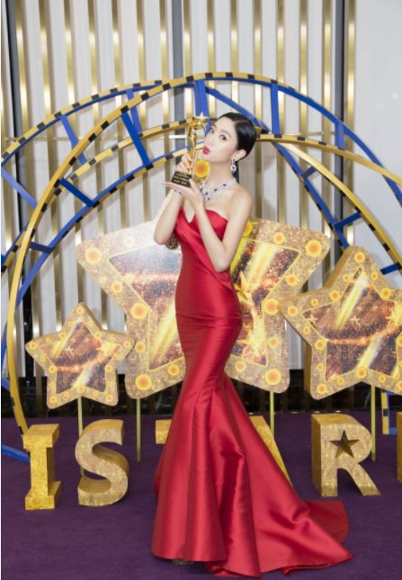 克拉拉红毯造型，身材婀娜多姿，尤其是在情圣中的造型更是惊艳