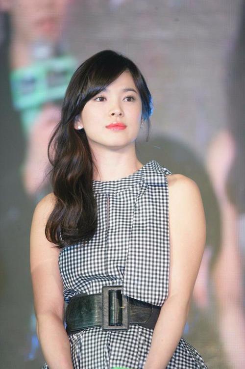 宋慧乔麒麟臂比蒋欣还严重，机场里只能穿宽松衣服了！