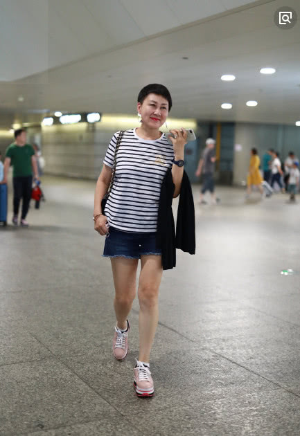 张凯丽穿短裙露大腿被嫌弃，网友吐槽：多大岁数了还敢这么穿