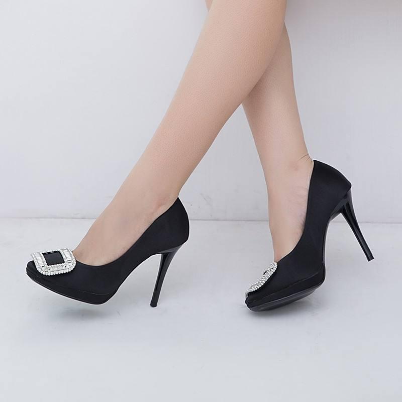 漂亮的女人就爱高跟鞋, 试试这些新款尖头高跟鞋, 特有女人味