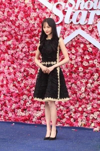 郑爽机场大秀素颜，不过黑眼圈太吓人！网友：熬夜看世界杯了？