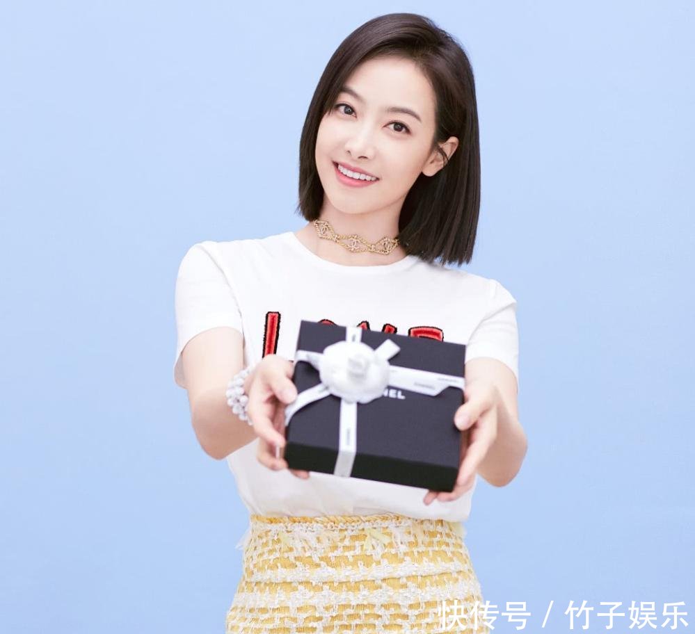 宋茜现身机场, 白T配针织短裙, 网友: 白白浪费4万多的名牌包包!