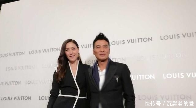  身穿■琦琦身材高挑不愧是超模,身穿黑色套装干练潇洒,大长腿抢眼抢镜...