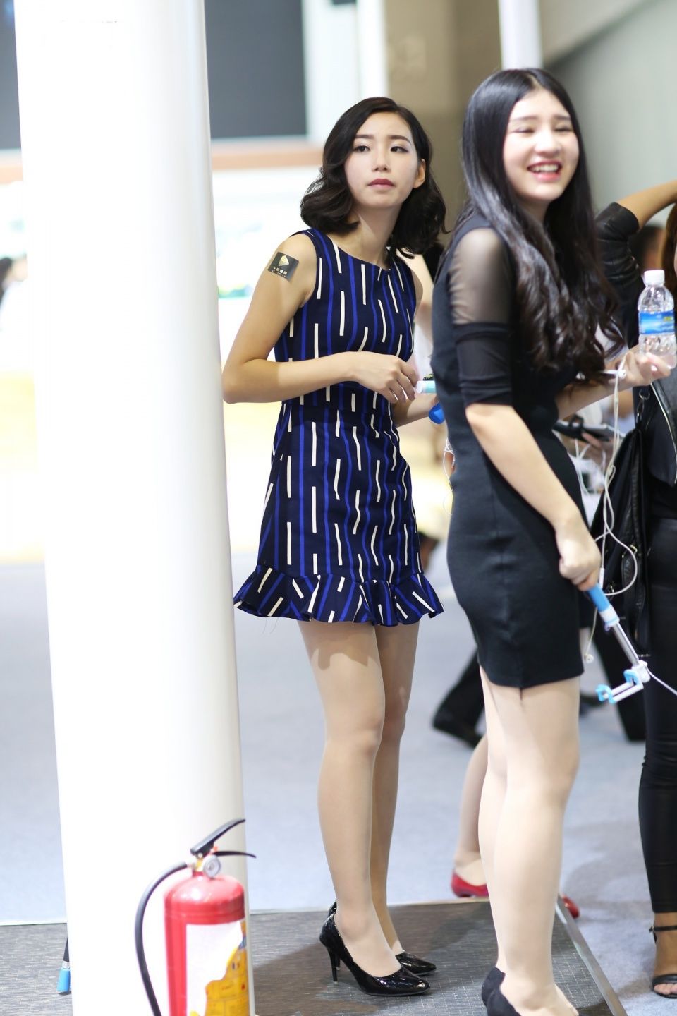 街拍联盟：气质绝佳的精致女人，短发和肉丝更配哦