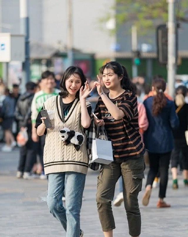  『美女』路人街拍,美女看起来十分的窈窕,配上一双银色的高跟鞋,很迷人...