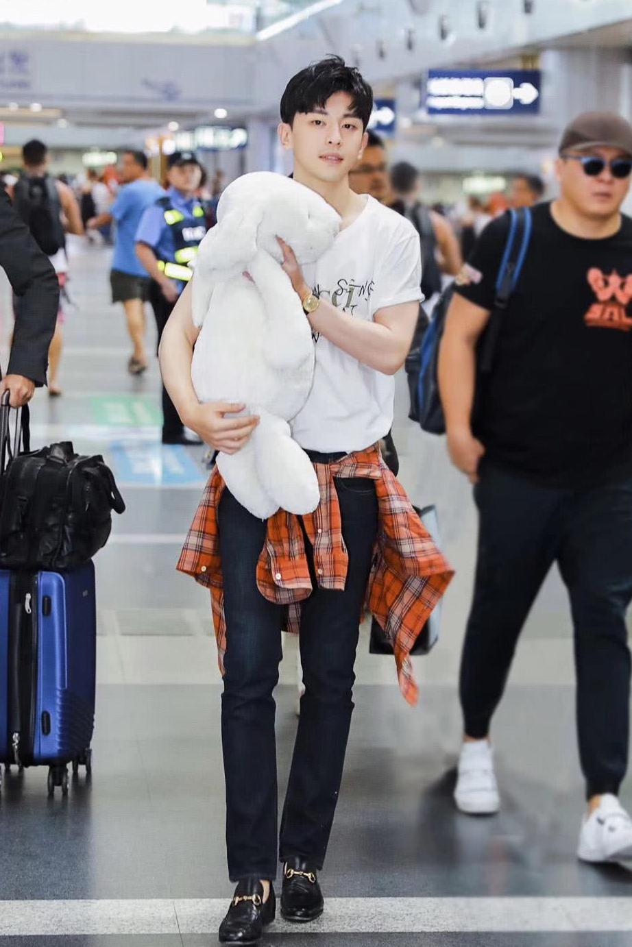 路人镜头下的邓伦，你的王子在这里！