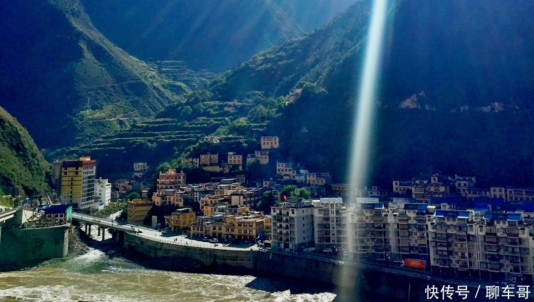 四川最险峻的县城,建在悬崖边上,被誉为“悬崖江城”!