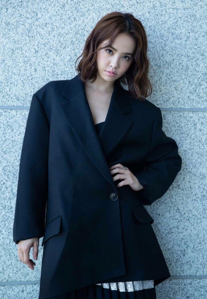 蔡依林简直了，西装下面加裙子!网友:不会穿就算了，还乱搭配!