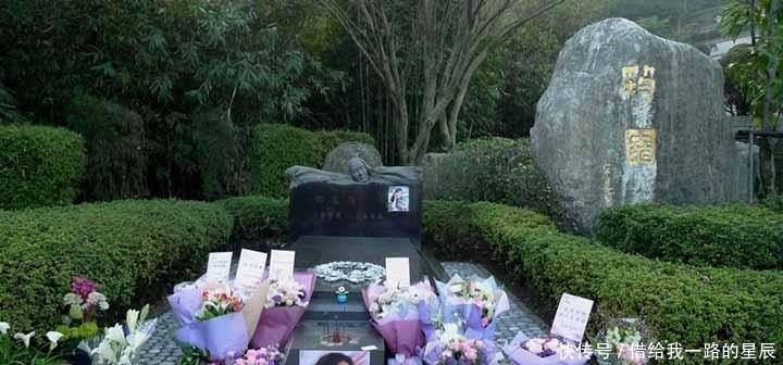 『实拍』实拍邓丽君墓地： 因歌迷长期贴照片, 早已失去原来的样子