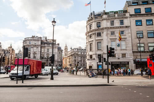 该国的北极熊有5000头，比当地居民人数还多，对中国人永久免签