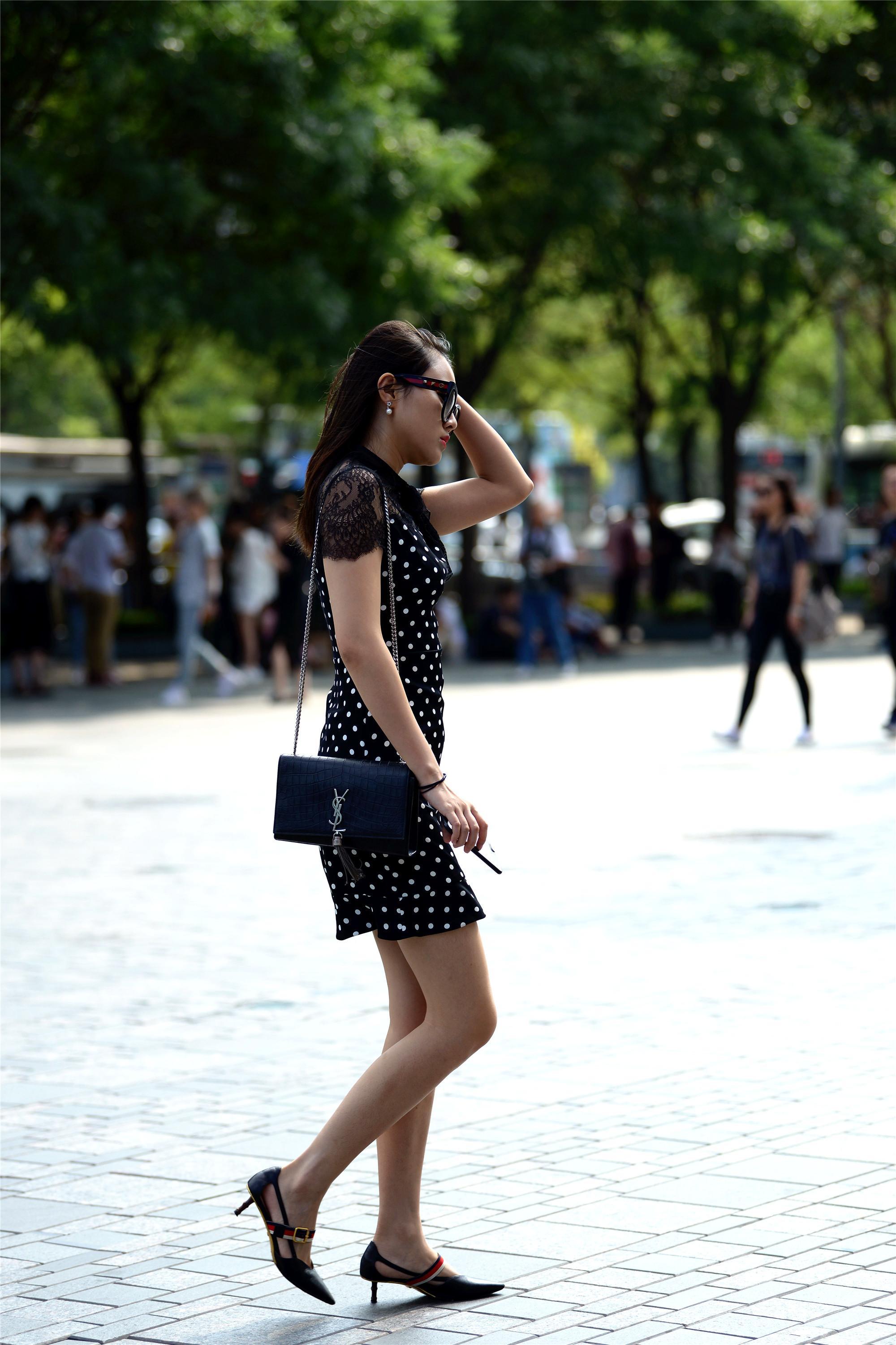 清秋时节的小姐姐,她穿的连衣裙被她的鞋子抢了风头