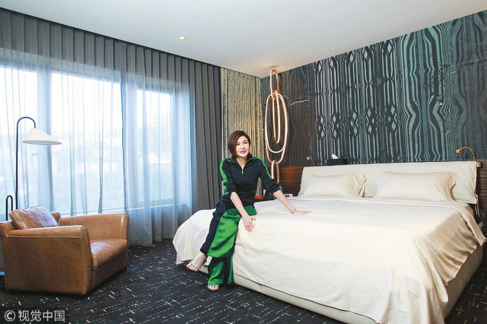 关之琳1.5亿香闺曝光衣帽间满目玲琅 蹲地逗宠物狗似回到少女时代