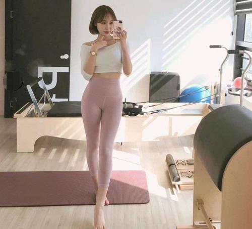 傲人曲线的打底裤美女，穿出凹凸有致的身材，回头率百分百！