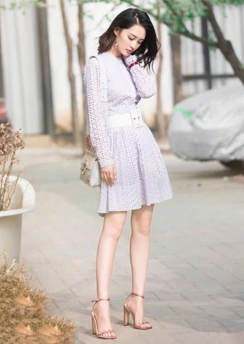 李沁咋想的，穿牛仔裤现身机场，竟把双腿穿成50厘米那么短!