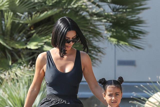 卡戴珊瘦成一百零八斤？穿低领背心也高级，但一条裤子毁所有