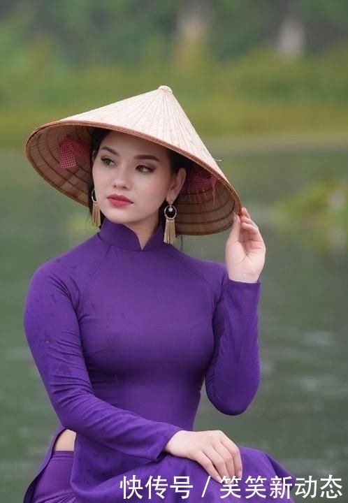  小河：街拍：小河里的丝滑长裙小姐姐，温文尔雅！
