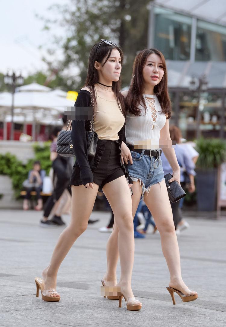 街拍：这对姐妹花出街都选择了短裤，可见夏天短裤是有多火！