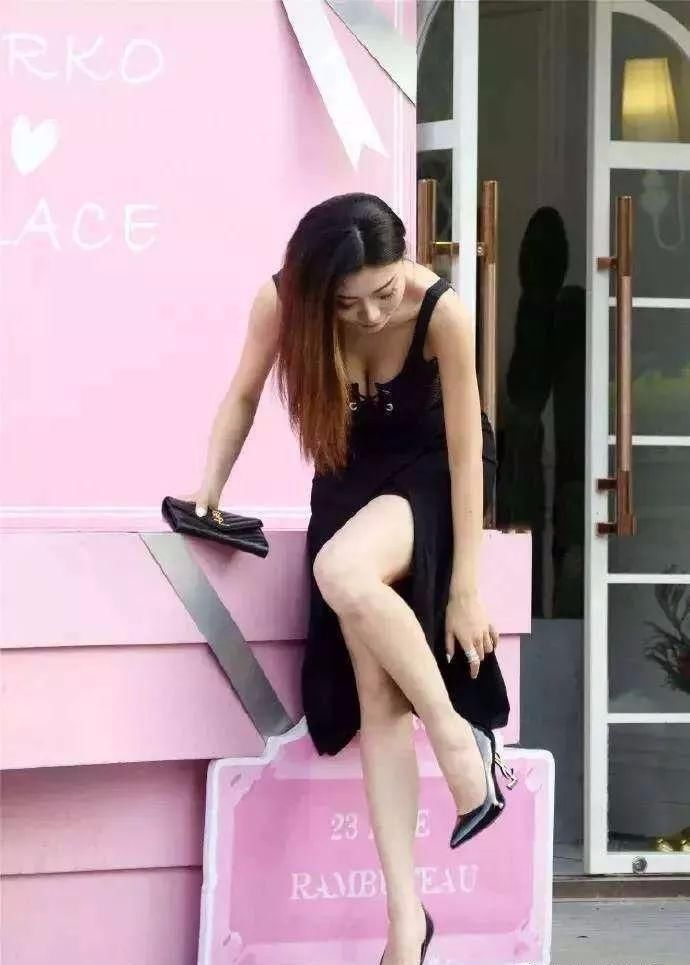 街拍:鞋跟太高崴到脚，为了臭美也是拼了!