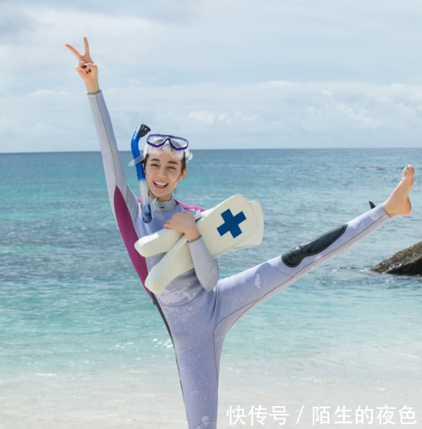 谁说潜水服不时尚，迪丽热巴穿上身材藏都藏不住了，这造型给满分