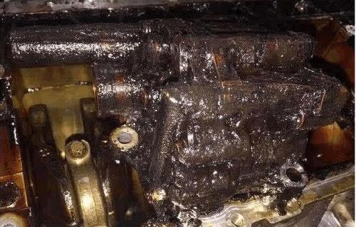 女司机开170万宝马去保养，拆开汽车后，实在难以抑制呕吐！