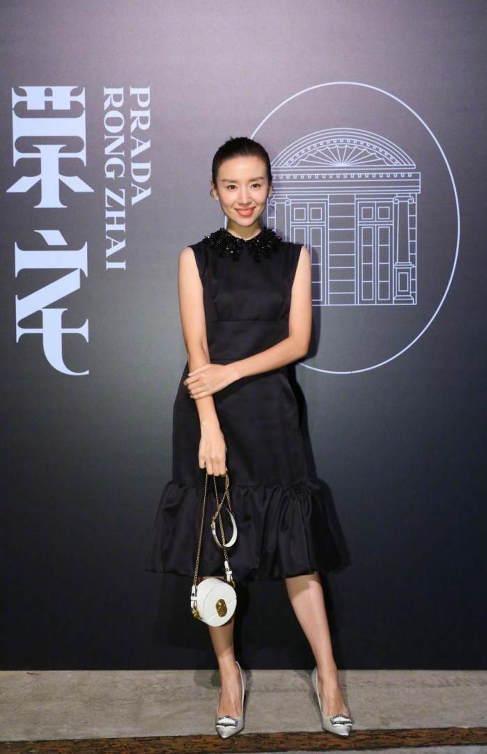 董洁真更狠的! 穿的短裤下面毛茸茸的还很紧身 网友: 离婚后什么