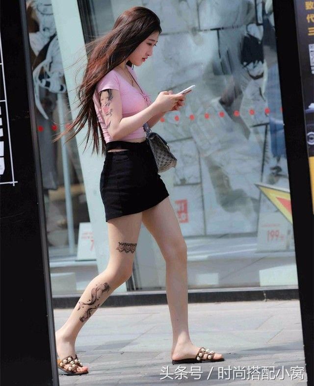 小姐姐身穿粉色一字肩连衣裙，标准的瓜子脸，美的很出众