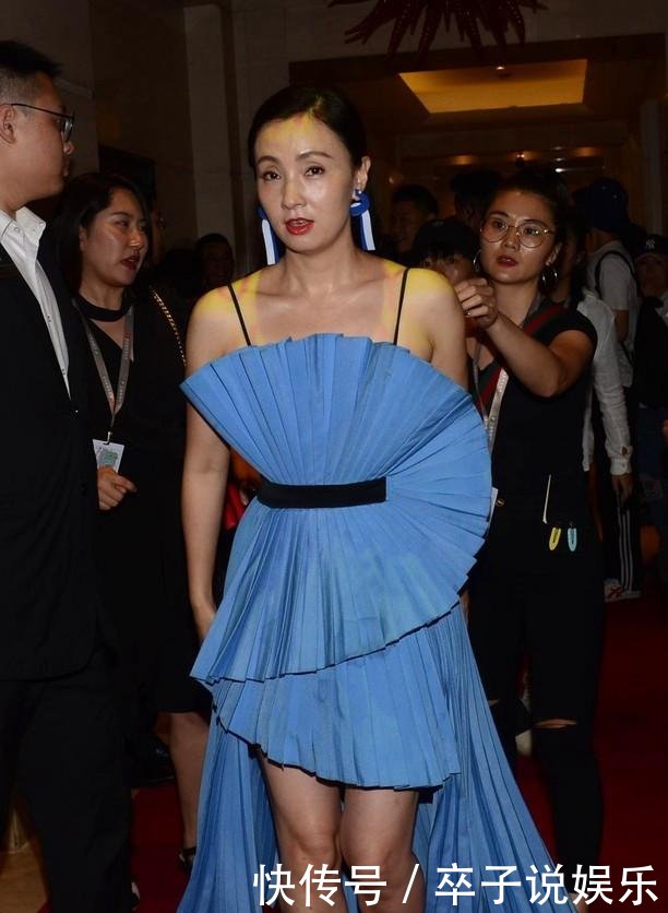 小陶虹现身上海电影节，“扇子”裙搭配高跟鞋，真看不出快50岁！