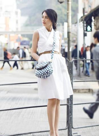 高圆圆短裙太短，尴尬的三角区显了出来，网友：赵又廷不管管！