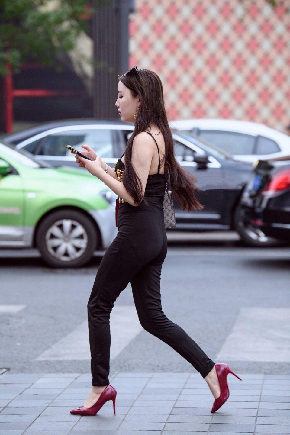 穿紧身黑裤的丰满性感长发美女