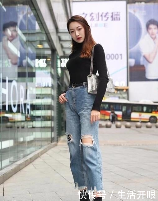 #美女#街拍美女:青春靓丽的小姐姐,牛仔裤简单搭配,衬托时尚气质!