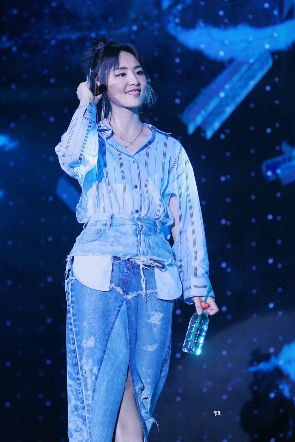 周笔畅瘦了20斤后竟然美出女人味，但这大露背以后还是别尝试了吧