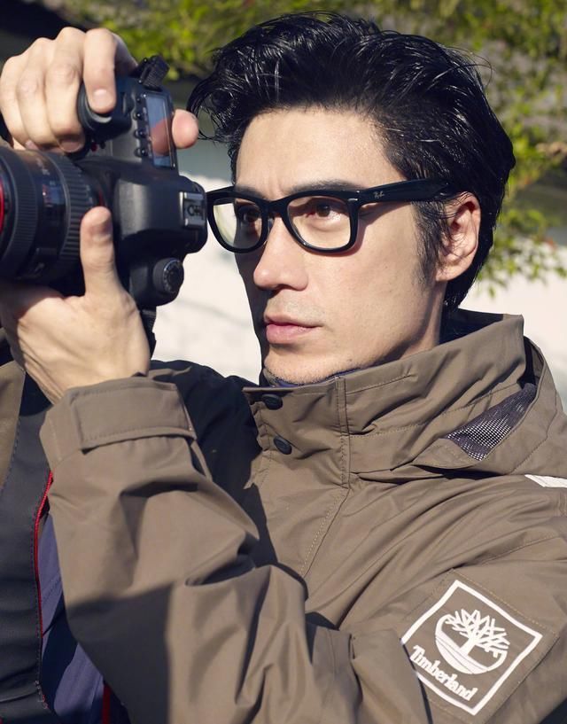 身穿灰色衣的陈传多，年纪虽老，但看样子却像刚刚出来的青年